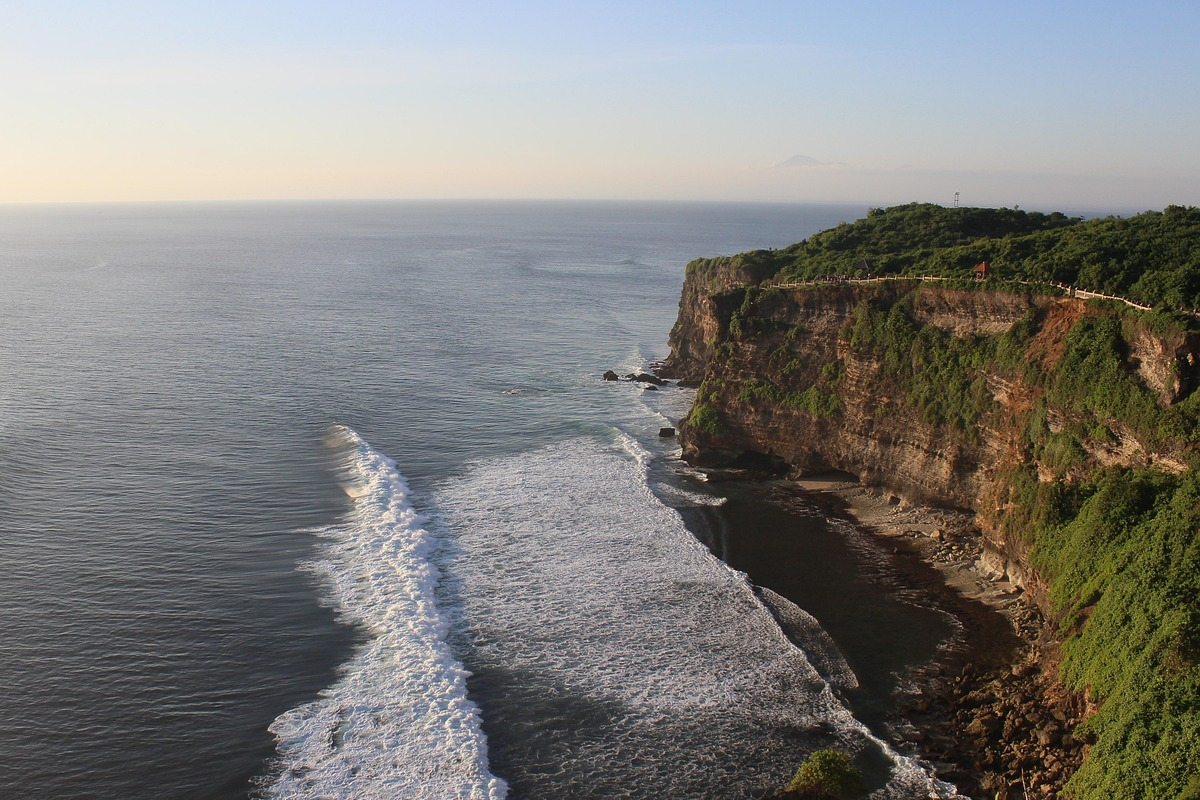 The exotic cliffs at Dreamland Beach in Pecatu, Bali, delight the eyes and offer a sense of tranquility. | Putu bali spa home care